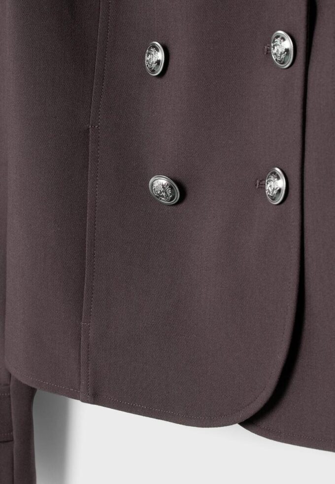 Blazer med graverte knapper