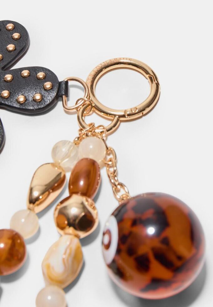 Blomst- og 8-ball-smykke