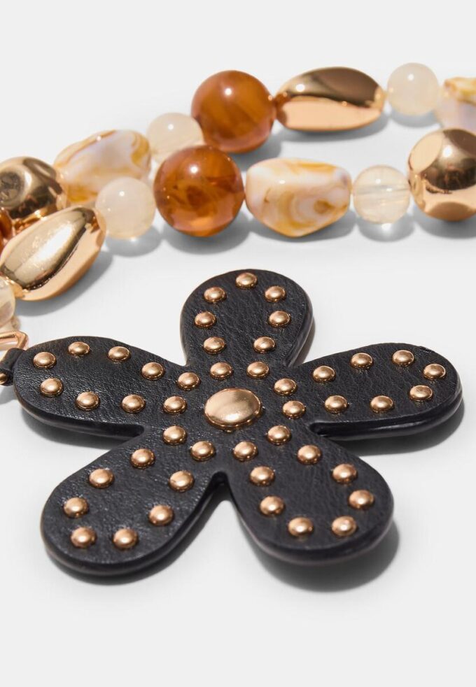 Blomst- og 8-ball-smykke