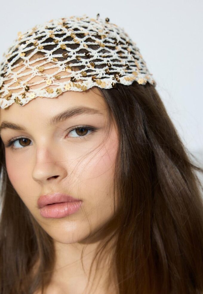 Blomsterlue med paljetter