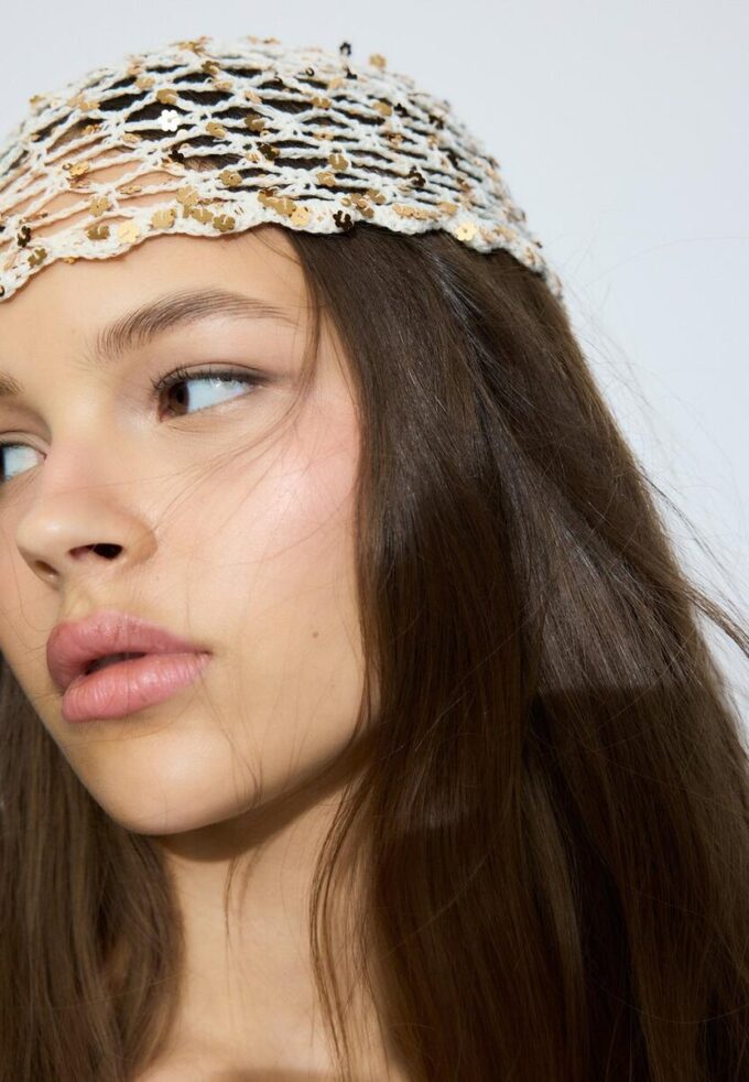 Blomsterlue med paljetter