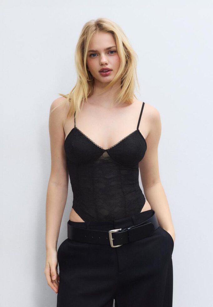 Blonderbody med stropper