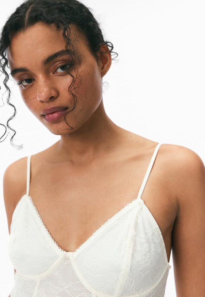 Blonderbody med stropper