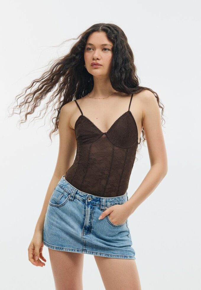 Blonderbody med stropper