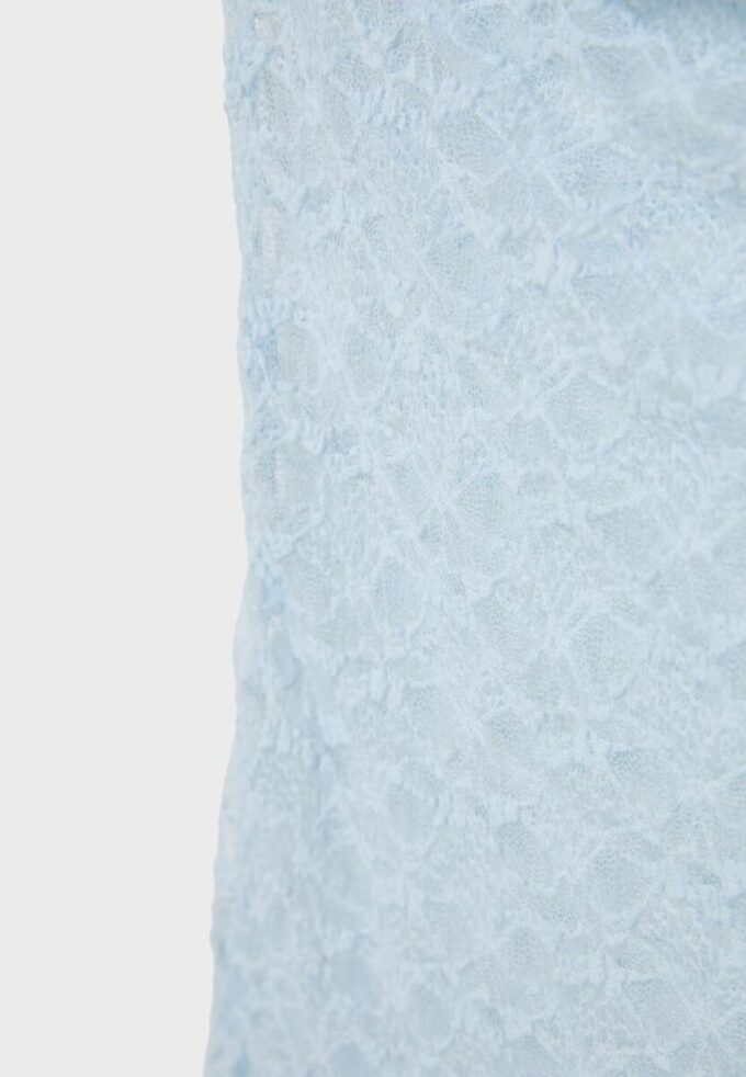 Bluse i blonder med rynking på siden