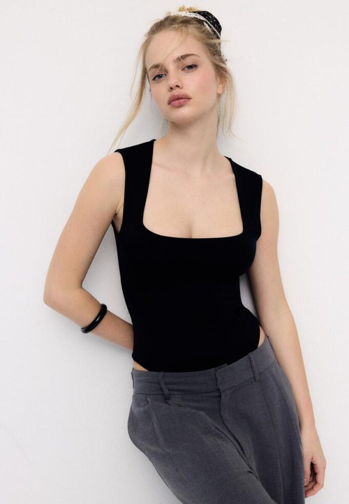 Body i polyamid med firkantet utringning