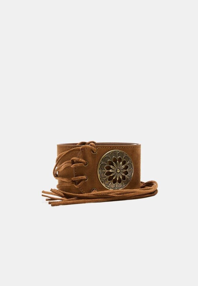 Bredt belte med rosett og frynser