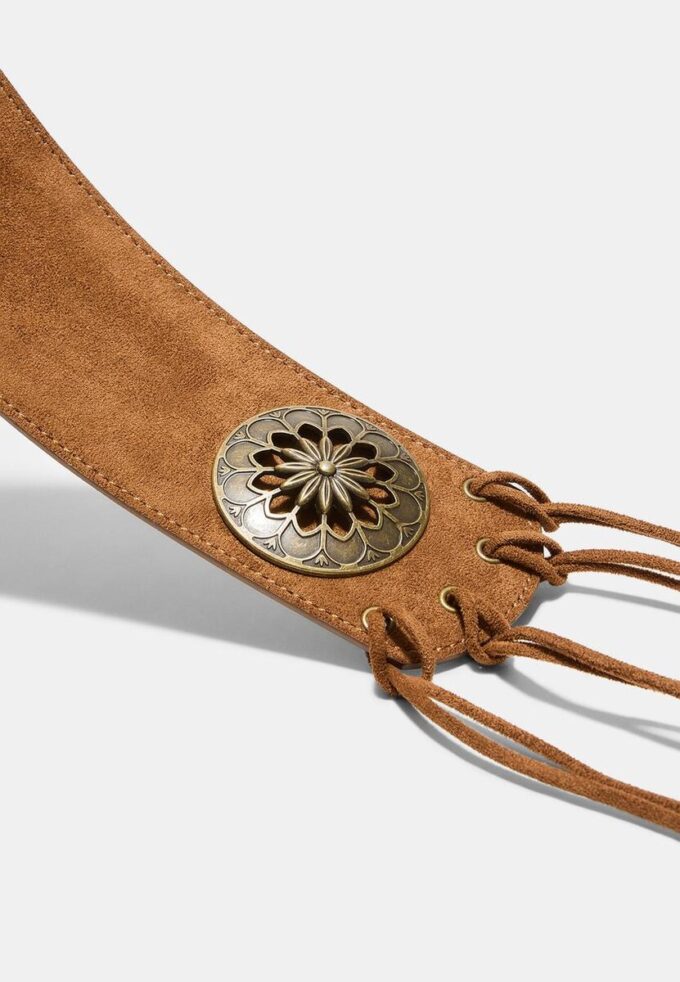 Bredt belte med rosett og frynser