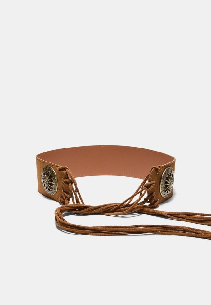 Bredt belte med rosett og frynser