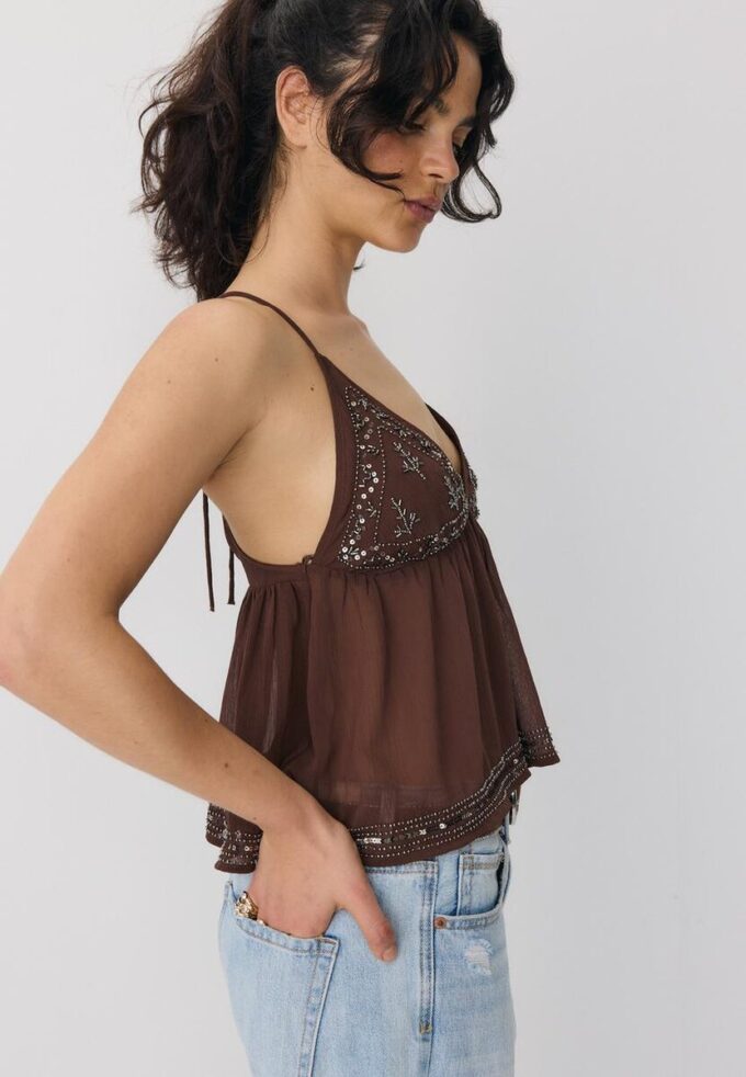 Broderet topp med stropper