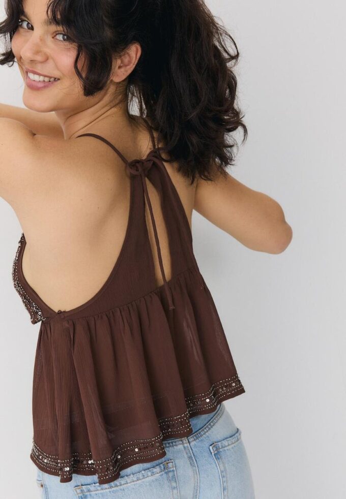 Broderet topp med stropper