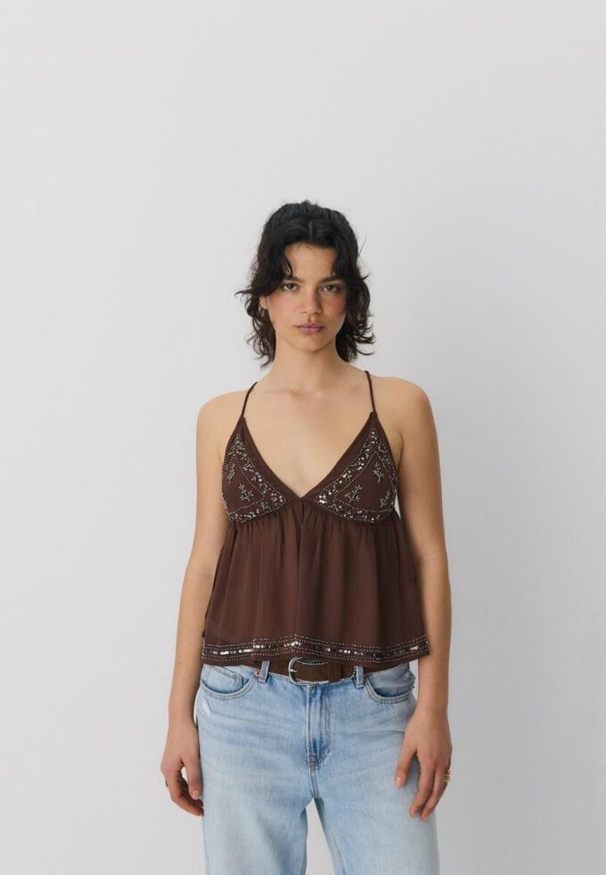 Broderet topp med stropper