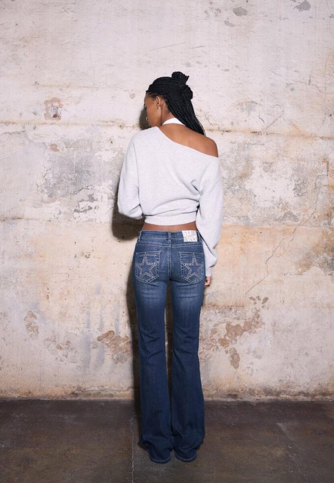 Broderte jeans med klokkebunn og lommer