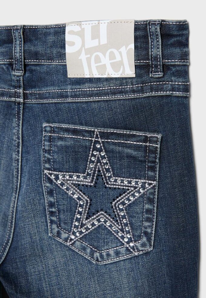 Broderte jeans med klokkebunn og lommer