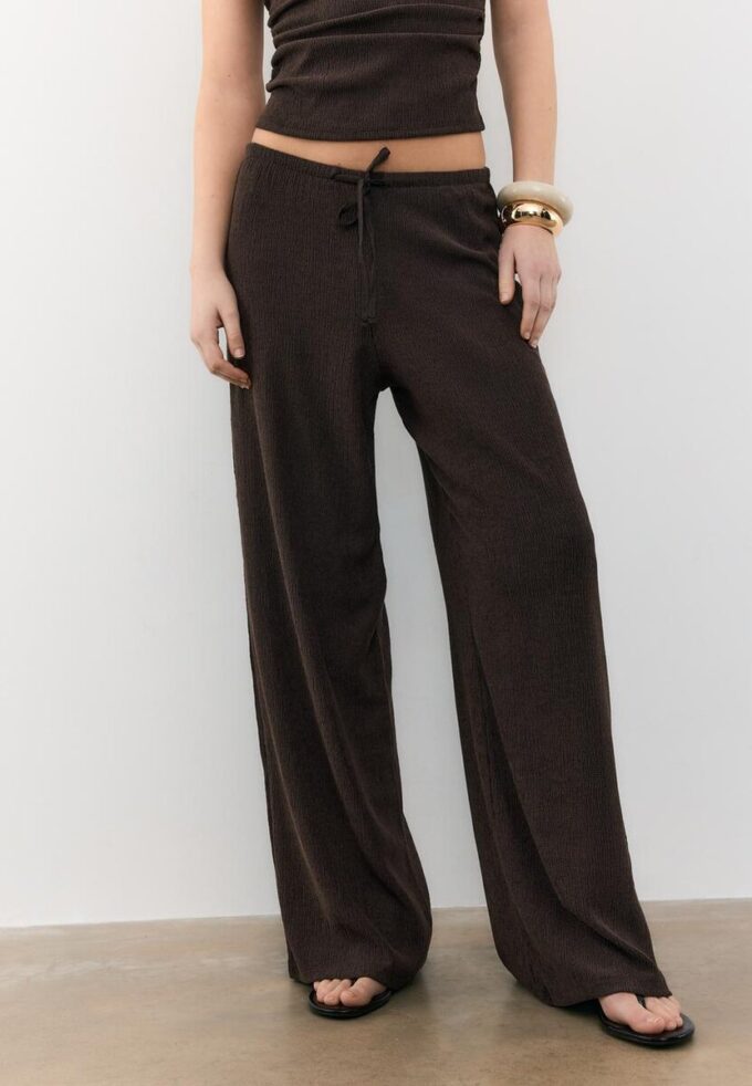 Bukser med rett ben og krøllet effekt