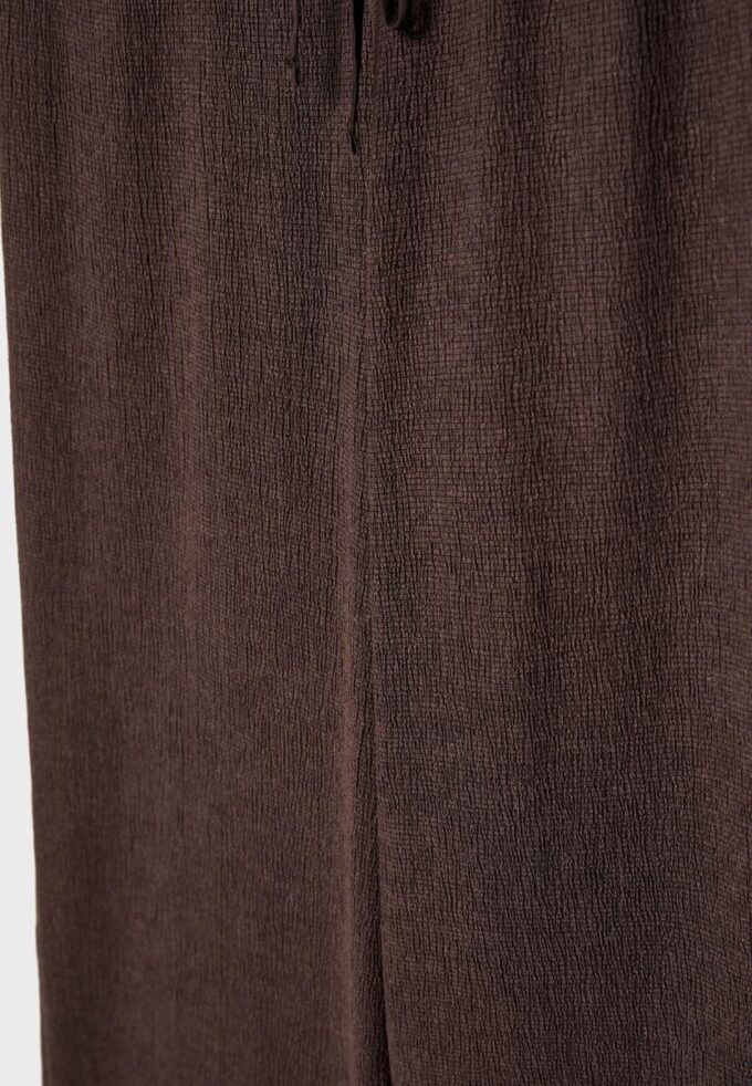 Bukser med rett ben og krøllet effekt