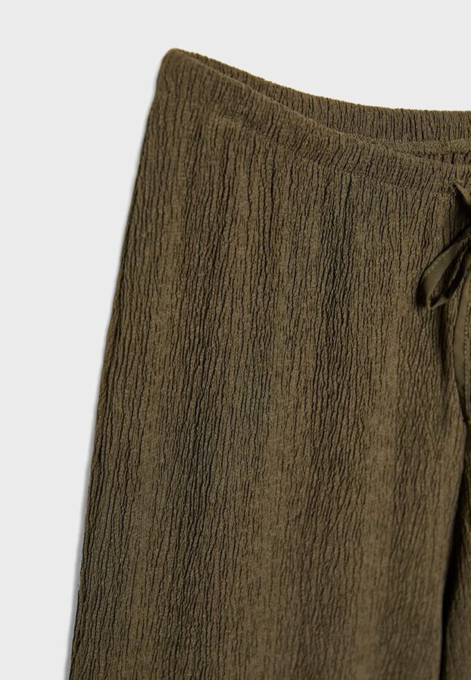 Bukser med rett ben og krøllet effekt