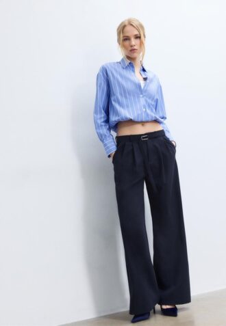 Bukser med vid ben og spennedetaljer