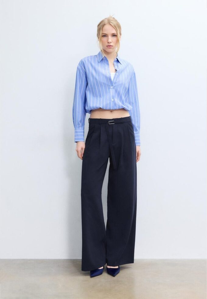 Bukser med vid ben og spennedetaljer