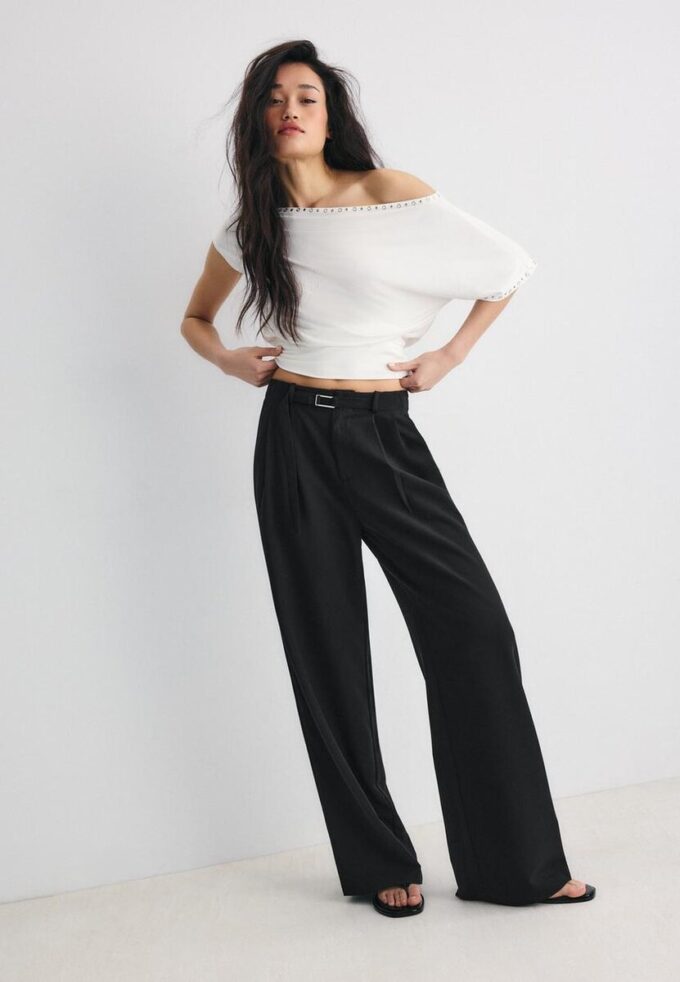 Bukser med vid ben og spennedetaljer