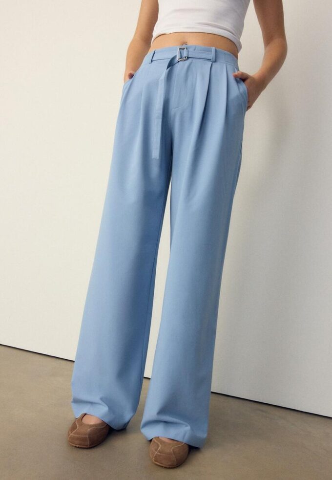 Bukser med vid ben og spennedetaljer