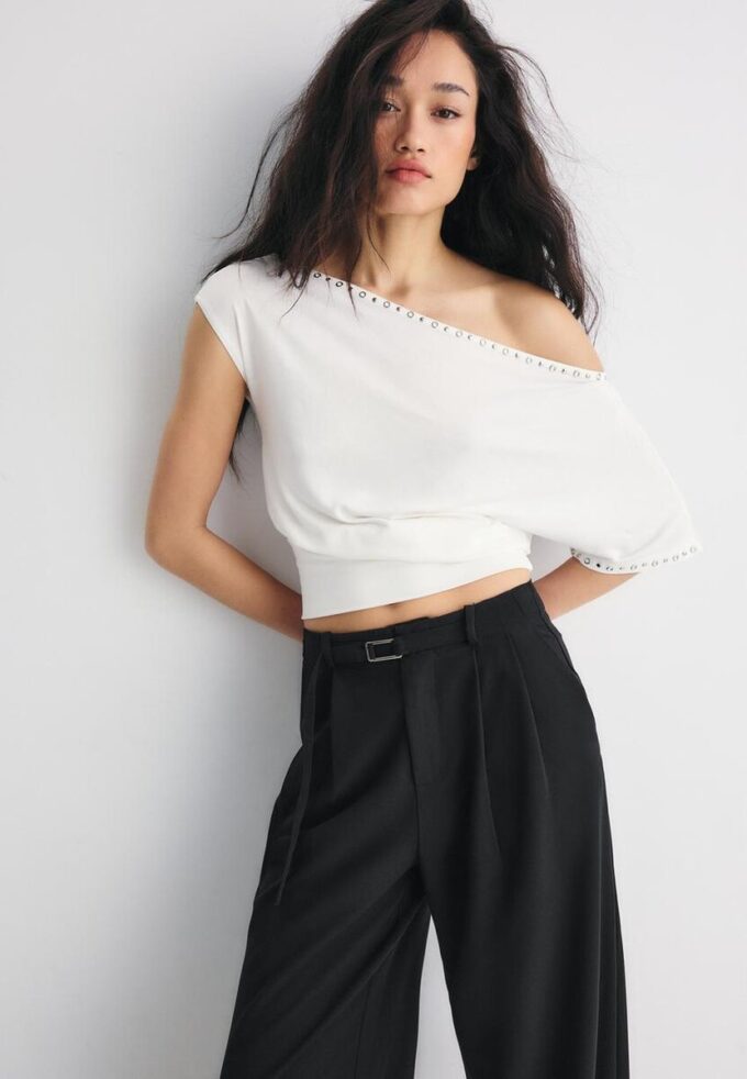 Bukser med vid ben og spennedetaljer