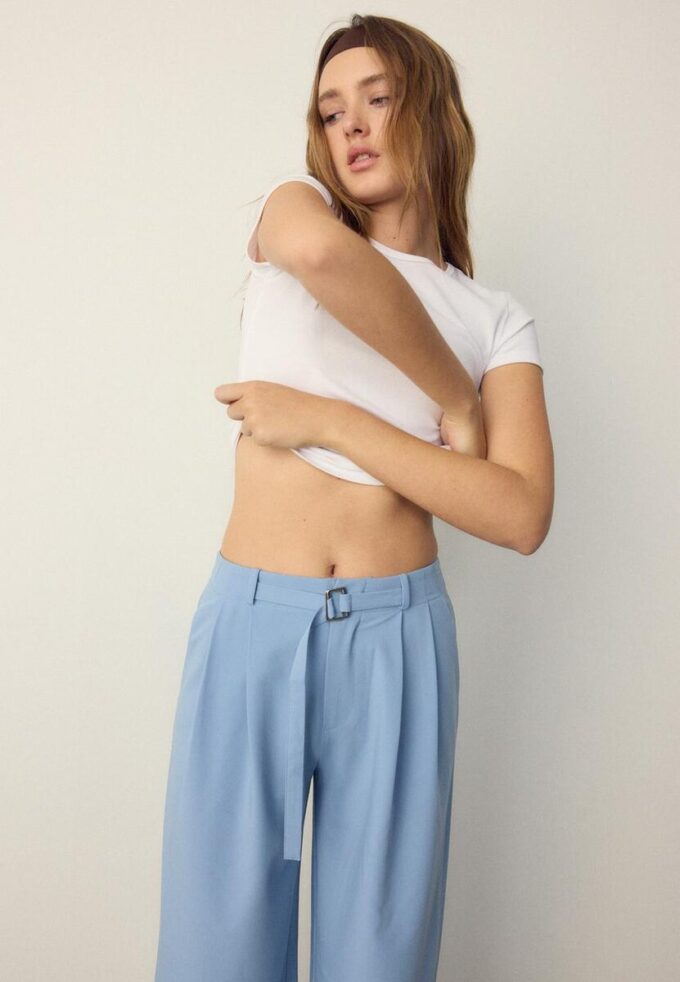 Bukser med vid ben og spennedetaljer