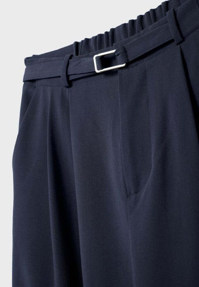 Bukser med vid ben og spennedetaljer