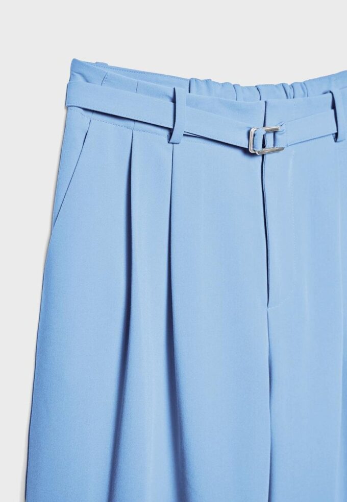 Bukser med vid ben og spennedetaljer