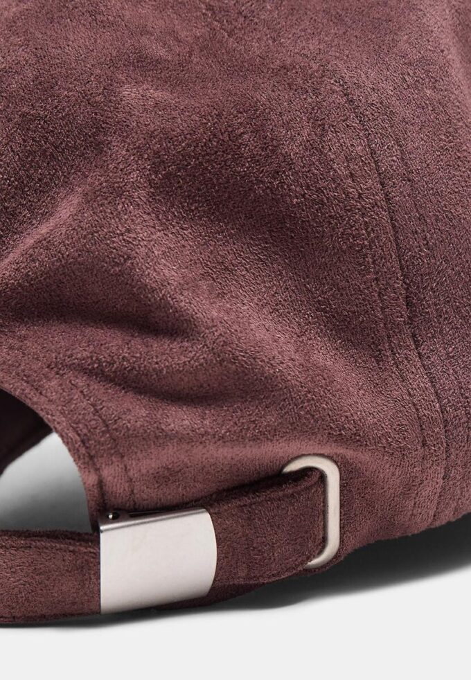 Cap i imitert semsket skinn med slagord