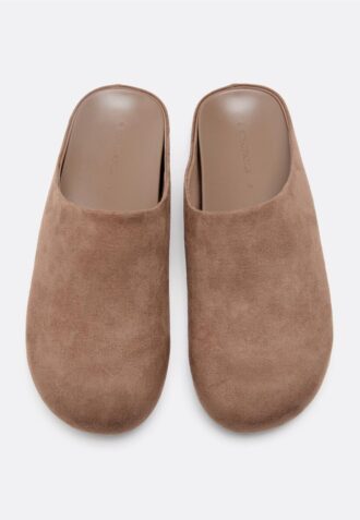 Clogs i imitert semsket skinn