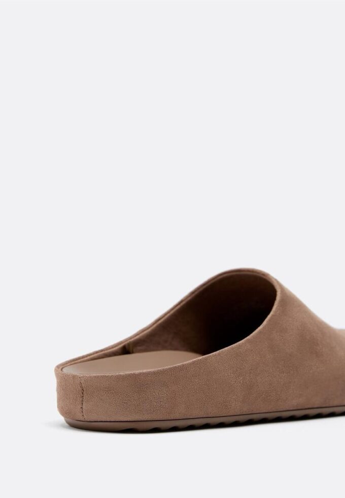 Clogs i imitert semsket skinn