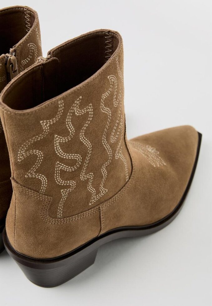 Cowboy-ankelstøvler i skinn med hæl