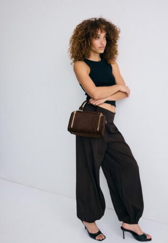 Crossbody-veske med glidelåsdetaljer