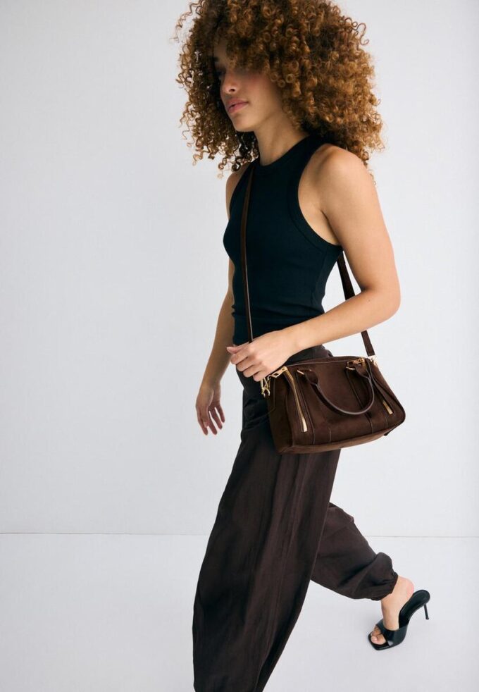 Crossbody-veske med glidelåsdetaljer