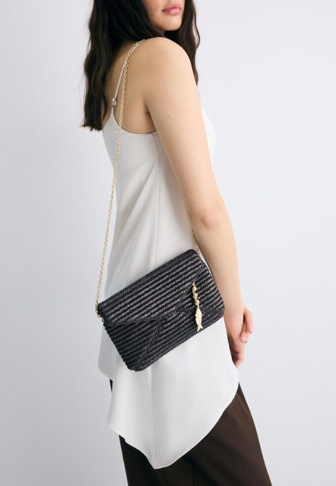 Crossbody-veske med raffia-effekt