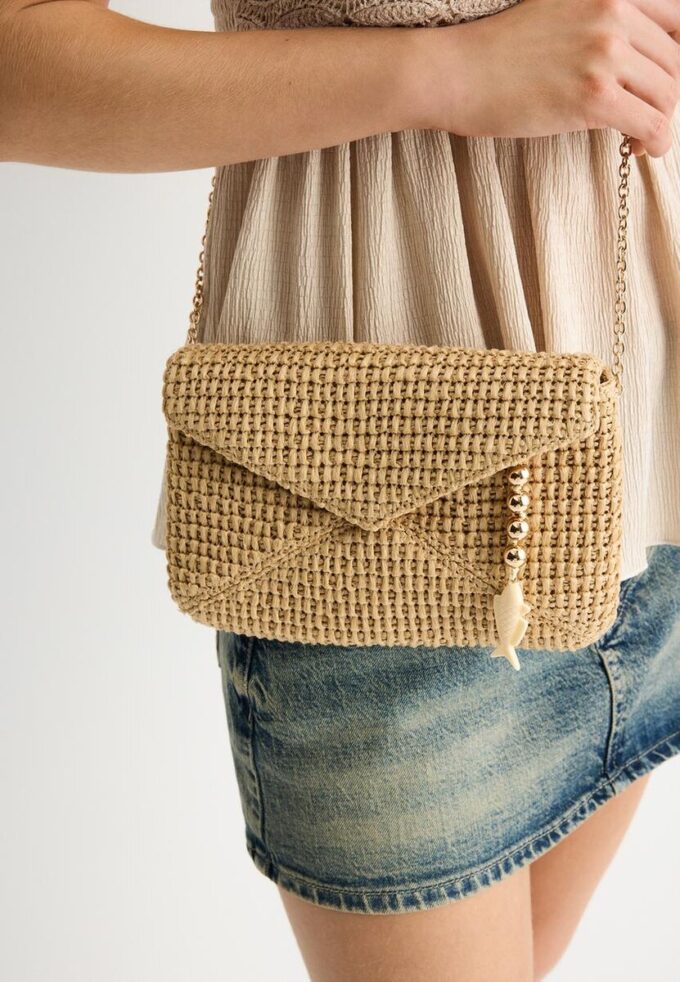 Crossbody-veske med raffia-effekt