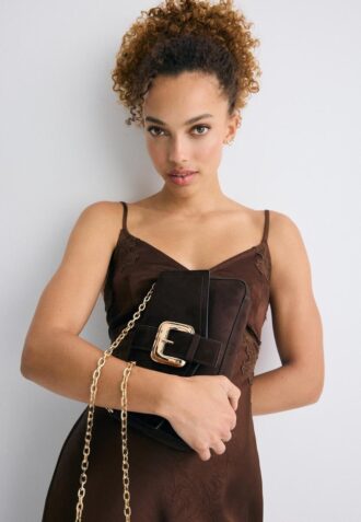 Crossbody-veske med uregelmessig spenne