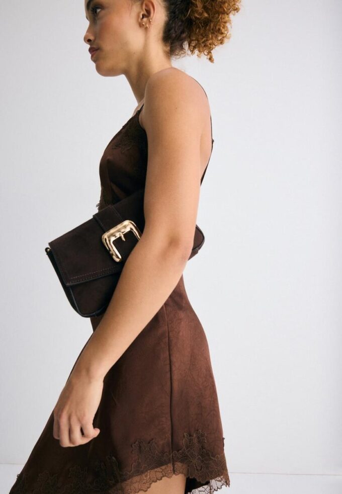 Crossbody-veske med uregelmessig spenne