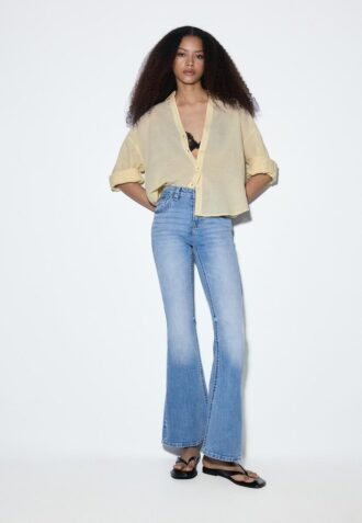 D04 Lavt sittende Flared jeans