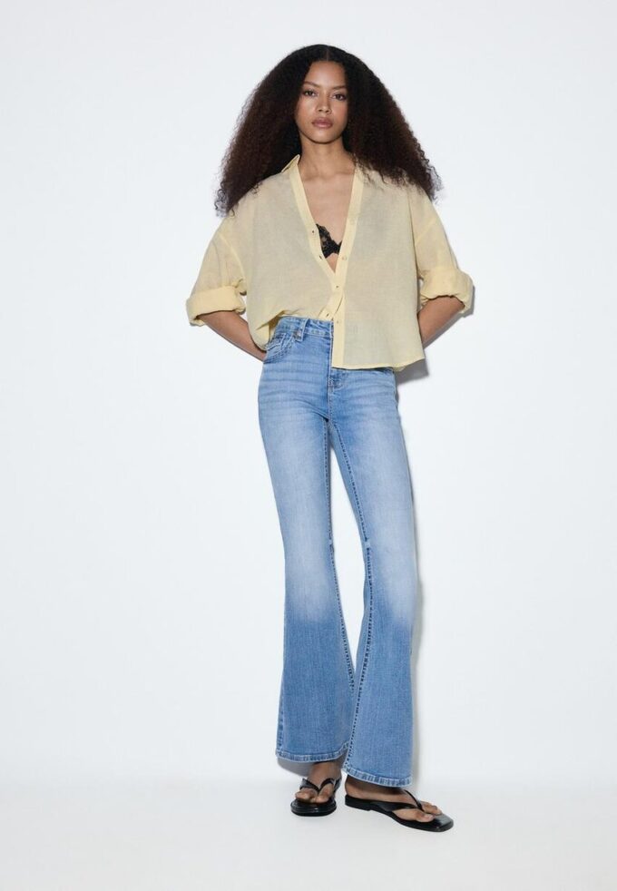 D04 Lavt sittende Flared jeans