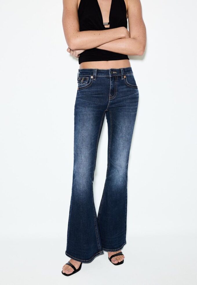 D04 Lavt sittende Flared jeans