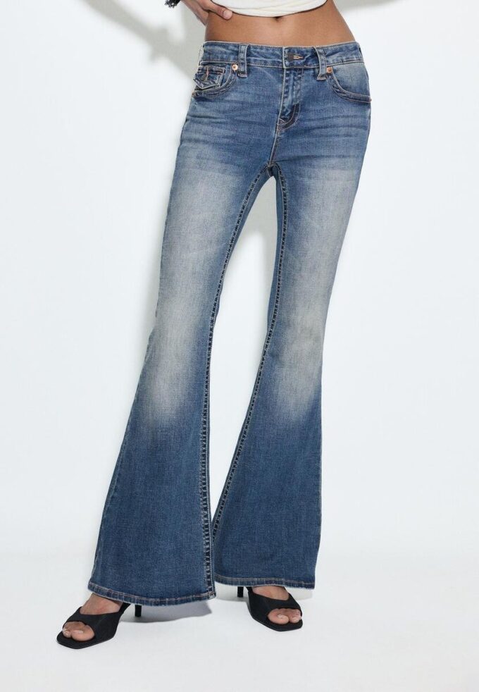 D04 Lavt sittende Flared jeans