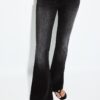 D04 Lavt sittende Flared jeans