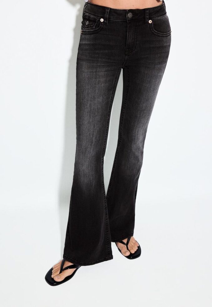 D04 Lavt sittende Flared jeans