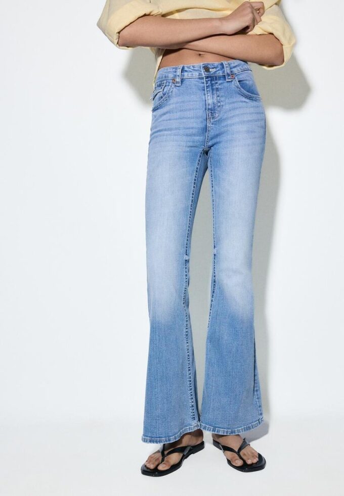 D04 Lavt sittende Flared jeans