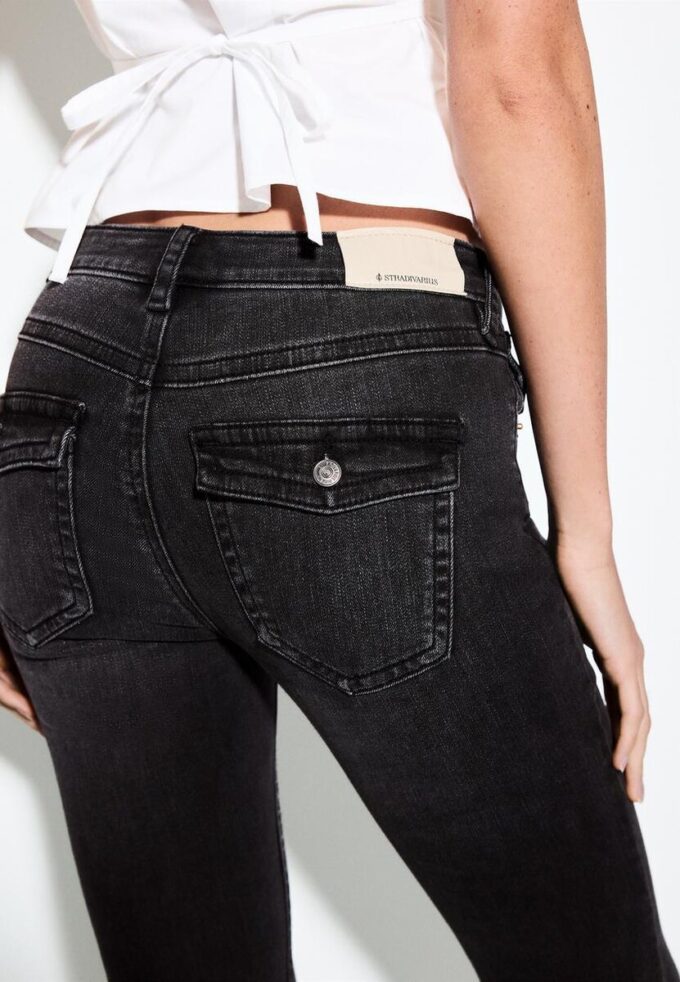 D04 Lavt sittende Flared jeans