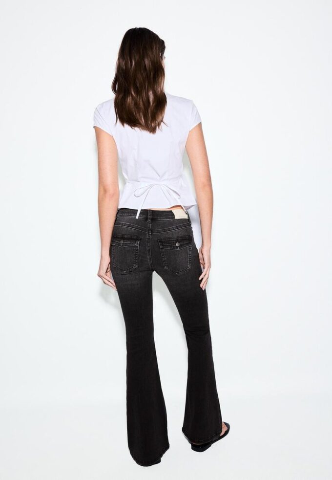D04 Lavt sittende Flared jeans