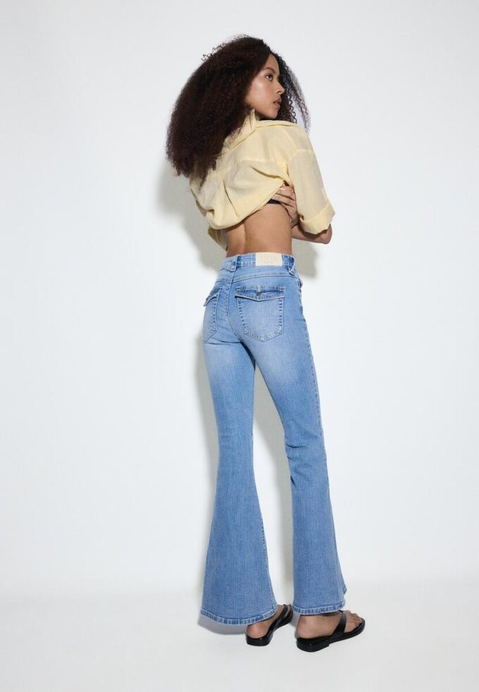 D04 Lavt sittende Flared jeans