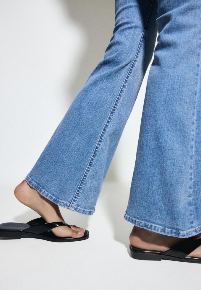 D04 Lavt sittende Flared jeans